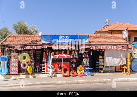 Shop Catering für Touristen mit aufblasbaren Pool Spielzeug, Sonnencreme und Souvenirs in Hisaronou, Olu Deniz, Fethaye, Türkei. Stockfoto