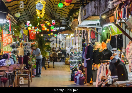 Nachtmarkt in Fethaye, Türkei. Stockfoto