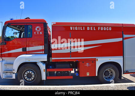 Modernen und technologischen Italienischer Lkw für die Brandbekämpfung. Stockfoto