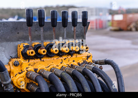 Steuerhebel Hydraulikventile auf der Seite des hydraulischen Heber. Stockfoto