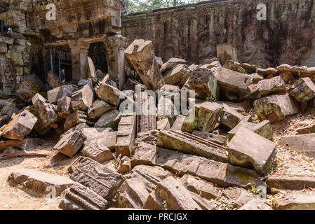 Metal Gerüst bieten Unterstützung für Wände wie die Wurzeln eines riesigen Baumes drohen zu ruinieren und übernehmen die UNESCO-Weltkulturerbe von ankor Thom, Stockfoto