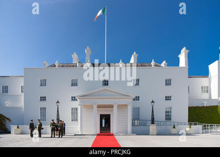 Soldaten warten draußen Aras eine Uachteran, die Residenz des irischen Präsidenten, für die VIP-Besucher. Der Phoenix Park, Dublin, Irland. Stockfoto