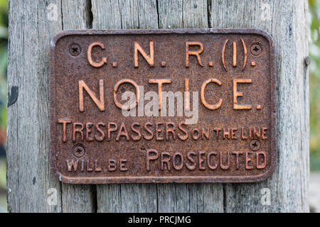 Rostige Schild "Gnr bemerken. Eindringlinge auf der Linie werden strafrechtlich verfolgt", an der restaurierten Teil der Great Northern Railway (Irland) bei Glaslo Stockfoto