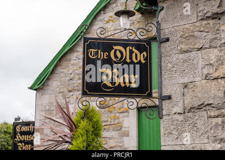 Schild an der Außenwand von einem Irish Pub "The Olde Bar' Stockfoto