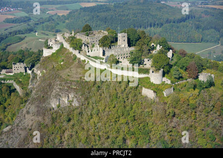 LUFTAUFNAHME. Ruinen der Festung Hohentwiel auf einem erloschenen Vulkan. Singen, Baden-Württemberg, Deutschland. Stockfoto