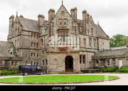 Vor Schloss Leslie, ein Landhaus, und heute ein Luxushotel, von John Leslie in Glaslough, County Monaghan, Irland gebaut. Stockfoto