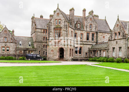 Vor Schloss Leslie, ein Landhaus, und heute ein Luxushotel, von John Leslie in Glaslough, County Monaghan, Irland gebaut. Stockfoto