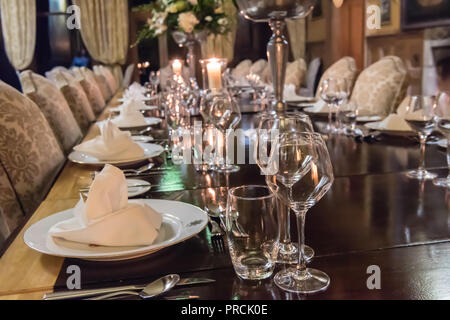 Großen Esstisch für formelle Abendessen in ein herrschaftliches Haus. Stockfoto