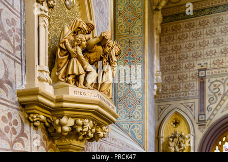 Kunstvoll geschnitzten Darstellungen von den Stationen des Kreuzes in der Kathedrale von Armagh, Nordirland. Stockfoto