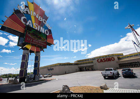 WEST Wendover, Nevada: ein Zeichen für die Rainbow Casino im hellen Neonlicht Stockfoto