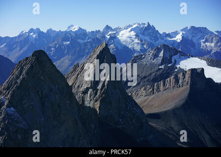 LUFTAUFNAHME. Die Gipfel der Arves (3513m und 3514m, beide im Vordergrund) und La Barre des Ecrins (4102m Höhe) in der Ferne. Frankreich. Stockfoto