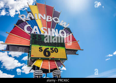 WEST Wendover, Nevada: ein Zeichen für die Rainbow Casino im hellen Neonlicht Stockfoto