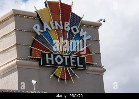 WEST Wendover, Nevada: ein Zeichen für die Rainbow Casino im hellen Neonlicht Stockfoto