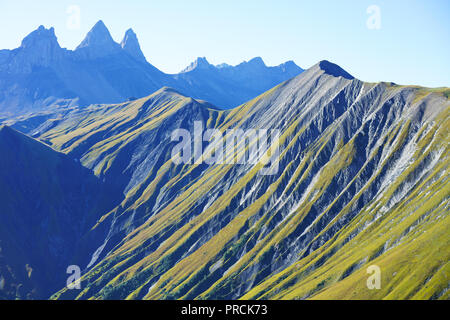 LUFTAUFNAHME. Mont Falcon (Höhe: 2625 m ü.d.M.) mit seiner östlichen Seite von Parralel-Schluchten. Saint-Jean-d'Arves, Savoie, Auvergne-Rhône-Alpes, Frankreich. Stockfoto