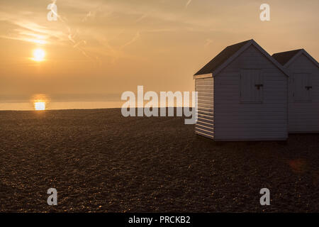 Strand Hütten am Kiesstrand in Deal bei Sonnenaufgang Stockfoto