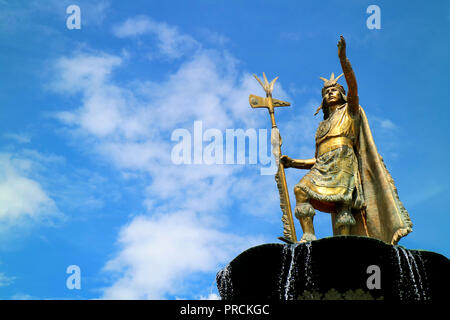 Statue von Pachacuti Inca Yupanqui auf der Plaza de Armas, den Hauptplatz von Cusco, Peru am 6. Mai 2018 Stockfoto