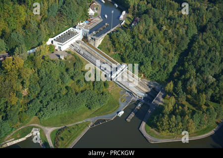 LUFTAUFNAHME. Saint-Louis-Arzviller schräges Flugzeug auf der Marne zum Rheinkanal, es bietet einen 44 Meter hohen Gewinn. Moselle, Lothringen, Grand Est, Frankreich. Stockfoto