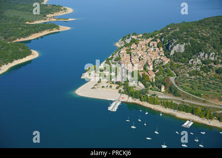LUFTAUFNAHME. Seebad Bauduen mit Blick auf den Sainte-Croix-See; ein Stausee im Verdon-Tal. Var, Provence-Alpes-Côte d'Azur, Frankreich. Stockfoto