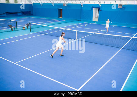 Tennis in Hof Stockfoto