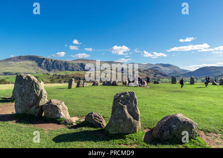 Besucher Castlerigg Steinkreis, eine späte Jungsteinzeit zur Frühen Bronzezeit in der Nähe von Keswick, Lake District, Cumbria, Großbritannien Stockfoto
