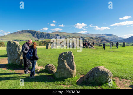 Besucher Castlerigg Steinkreis, eine späte Jungsteinzeit zur Frühen Bronzezeit in der Nähe von Keswick, Lake District, Cumbria, Großbritannien Stockfoto