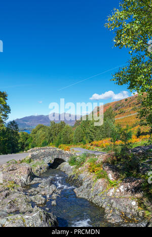 Ashness Brücke mit Skiddaw massiv im Abstand, Borrowdale, Lake District, Cumbria, Großbritannien Stockfoto