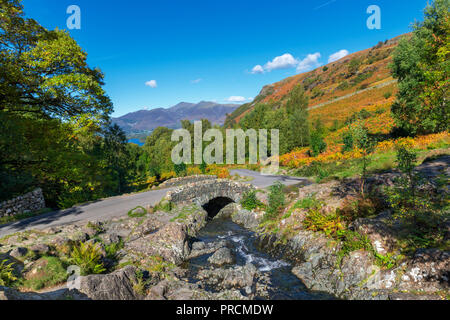 Ashness Brücke mit Skiddaw massiv im Abstand, Borrowdale, Lake District, Cumbria, Großbritannien Stockfoto