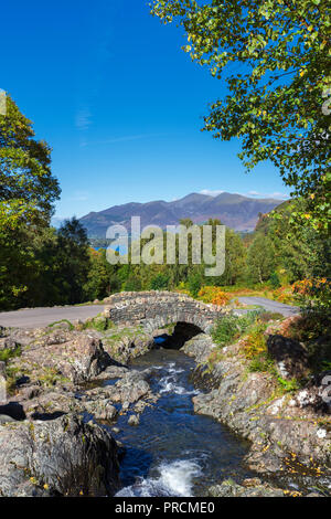 Ashness Brücke mit Skiddaw massiv im Abstand, Borrowdale, Lake District, Cumbria, Großbritannien Stockfoto