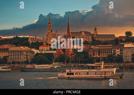 Sunset City Skyline von Budapest. Matthias Kirche, Fisherman's Bastion und anderen historischen Gebäuden auf Castle Hill. Blick von der Donau Stockfoto