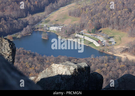 Virginia's Blue Ridge Parkway, USA. Blick von Sharp Top mit Abbott Lake auf den Peaks of Otter Lodge im Tal. Stockfoto