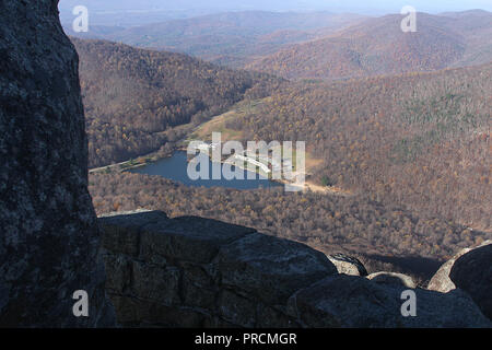 Virginia's Blue Ridge Parkway, USA. Blick von Sharp Top mit Abbott Lake auf den Peaks of Otter Lodge im Tal. Stockfoto