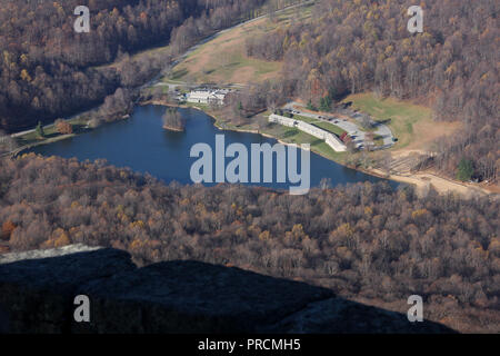 Virginia's Blue Ridge Parkway, USA. Blick von Sharp Top mit Abbott Lake auf den Peaks of Otter Lodge im Tal. Stockfoto