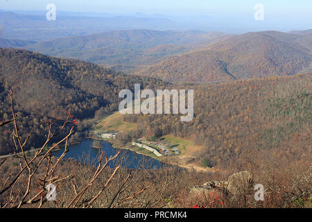 Virginia's Blue Ridge Parkway, USA. Blick von Sharp Top mit Abbott Lake auf den Peaks of Otter Lodge im Tal. Stockfoto