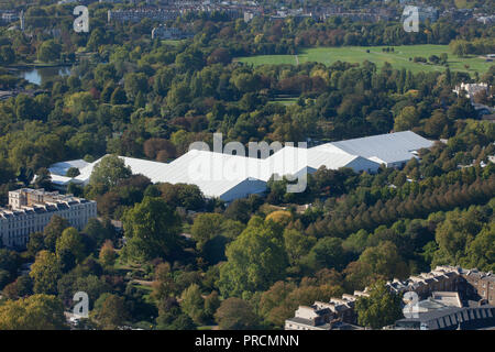 Blick auf den Central London aus dem BT Tower (ehemalige Post Tower) an einem sonnigen Tag: die Markisen für Frieze Art Fair Regent's Park. Stockfoto