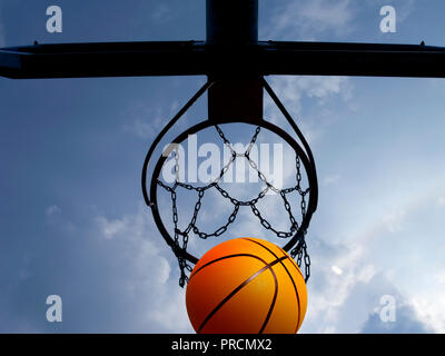 Basketball Netz und Ball Eingabe Stockfoto