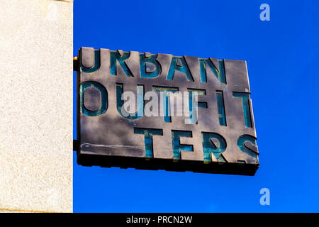 Urban Outfitters Zeichen vor der Store in der Oxford Street, London, UK Stockfoto