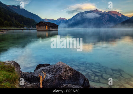 Steigende Nebel bei Sunrise schafft eine tolle Atmosphäre am Achensee in Österreich. Stockfoto