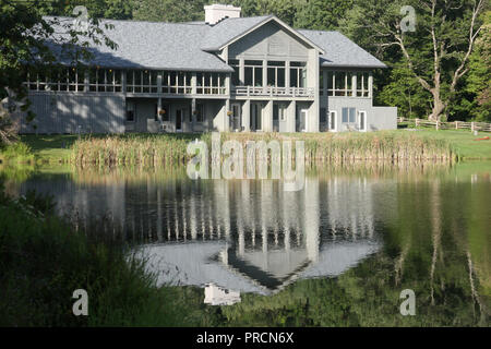 Gipfel der Otter Lodge am Abbott Lake in Virginia Blue Ridge Mountains, USA Stockfoto