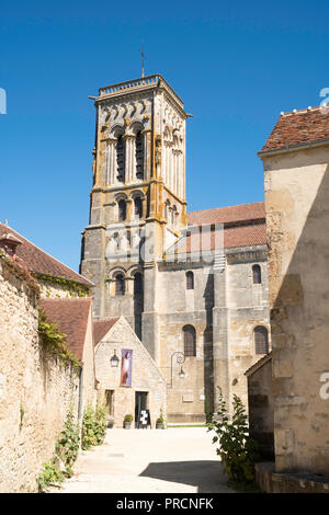Glockenturm von La Basilique Sainte-Marie-Madeleine (Vézelay Abtei), Yonne, Burgund, Frankreich, Europa Stockfoto