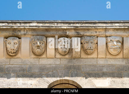 Stein gemeißelten Köpfe über die Südfassade von La Basilique Sainte-Marie-Madeleine (Vézelay Abtei), Yonne, Burgund, Frankreich, Europa Stockfoto