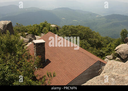 Blick von Sharp Top auf Virginia's Blue Ridge Parkway, USA. Ferienhaus als Unterschlupf auf dem Berg verwendet. Stockfoto