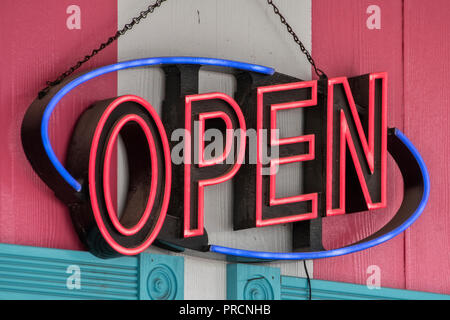 Leuchtreklame 'Öffnen' an der Twistee Diner behandeln und Pink Elephant Antique Mall auf der Route 66, Livingston, Illinois, USA Stockfoto