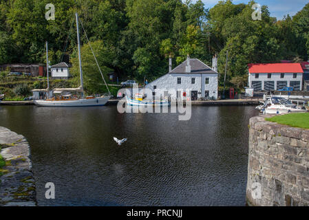 Cafe und Fischerboot in der crinan Canal Basin, Argyll in Schottland Stockfoto