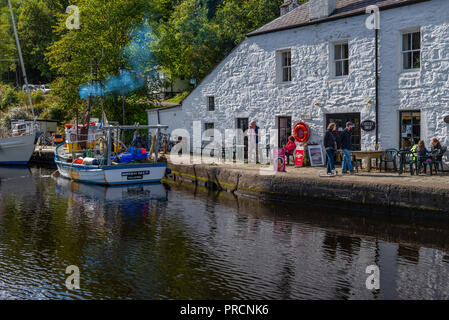 Cafe und Fischerboot in der crinan Canal Basin, Argyll in Schottland Stockfoto