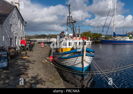 Cafe und Fischerboot in der crinan Canal Basin, Argyll in Schottland Stockfoto