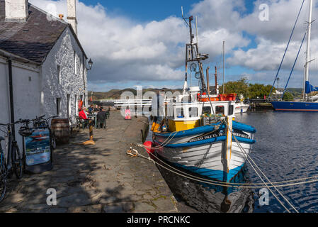 Cafe und Fischerboot in der crinan Canal Basin, Argyll in Schottland Stockfoto