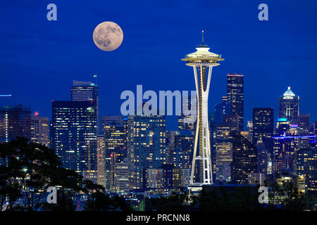 Vollmond über der Stadt Seattle, WA Stockfoto