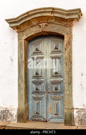 Alte und ältere historische Holzkirche Tür in der Stadt von Sabara, Minas Gerais mit einem Stein Rahmen Stockfoto