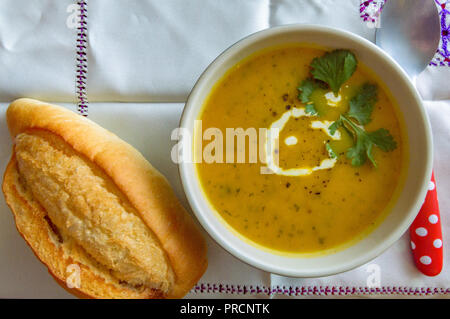 Karotte und Koriander Suppe, winter Essen Stockfoto