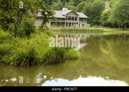 Gipfel der Otter Lodge am Abbott Lake in Virginia Blue Ridge Mountains, USA Stockfoto